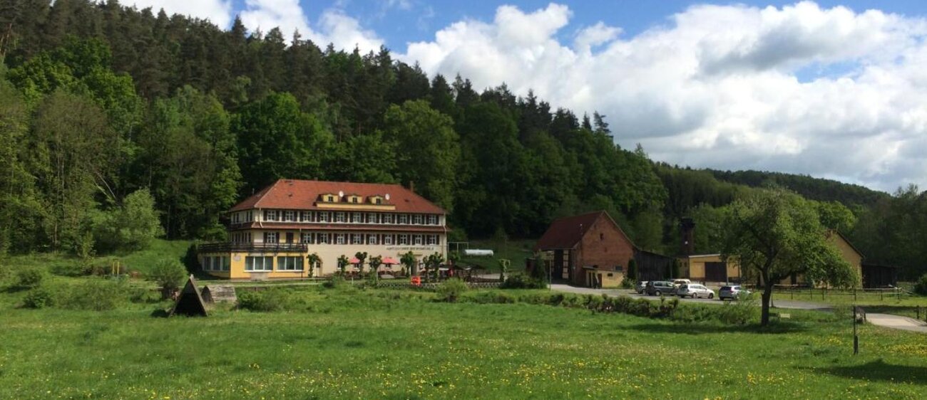 Außenansicht der Amtsschreibermühle im Eisenberger Mühltal