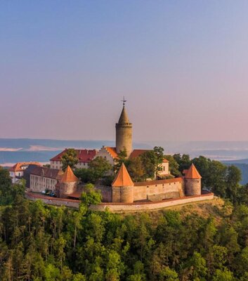 Leuchtenburg im Sommer mit Blick auf Jena