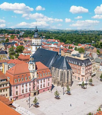 Stadtkirche St. Marien Weißenfels mit Marktplatz und umliegenden Gebäuden