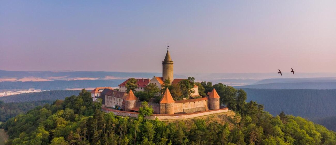 Leuchtenburg im Sommer mit Blick auf Jena