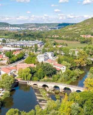 Dronenaufnahme von der Burgauer Brücke, Jena. Städteketteradweg