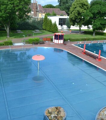 Sommerbad Zeitz - Blick von der Rutsche auf das Erlebnis- und Sportbecken