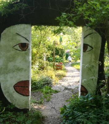 Skulpturengarten der Plinz zwischen Milda und Altenberga, angelegt vom Künstler Jochen Bach