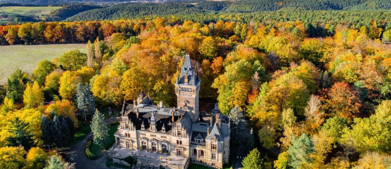 Neues Schloss in Hummelshain aus der Luft im Herbst