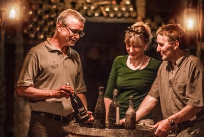 Weinprobe während einer Kellerführung im Landesweingut Kloster Pforta