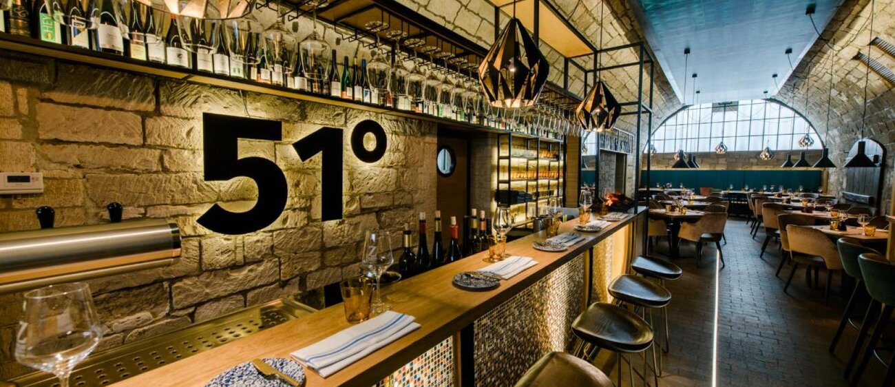 Innenansicht des Restaurants und der Bar 51° mit Bar im Vordergrund