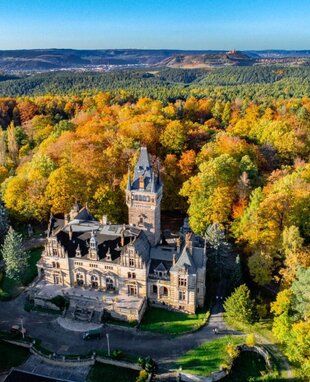 Neues Schloss in Hummelshain aus der Luft im Herbst