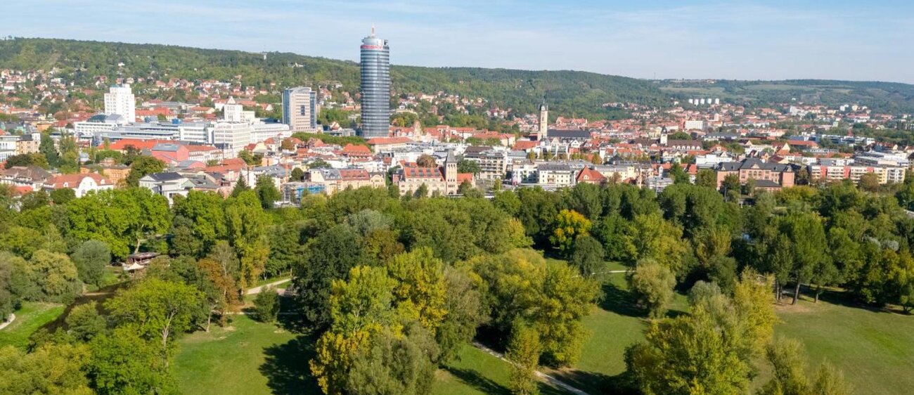 Drohnenaufnahme des Paradiesparks in Jena, entlang des Radfernweges Thüringer Städtekette