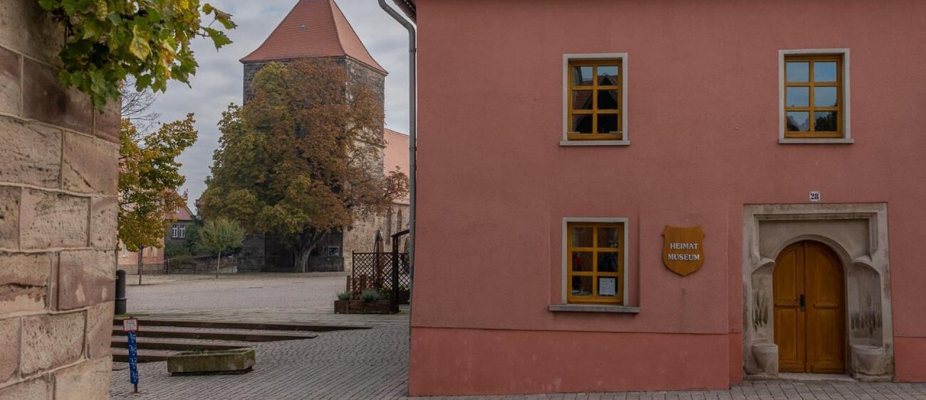 Die Stadt Nebra mit dem Heimathaus sowie der Stadtkirche im Hintergrund.