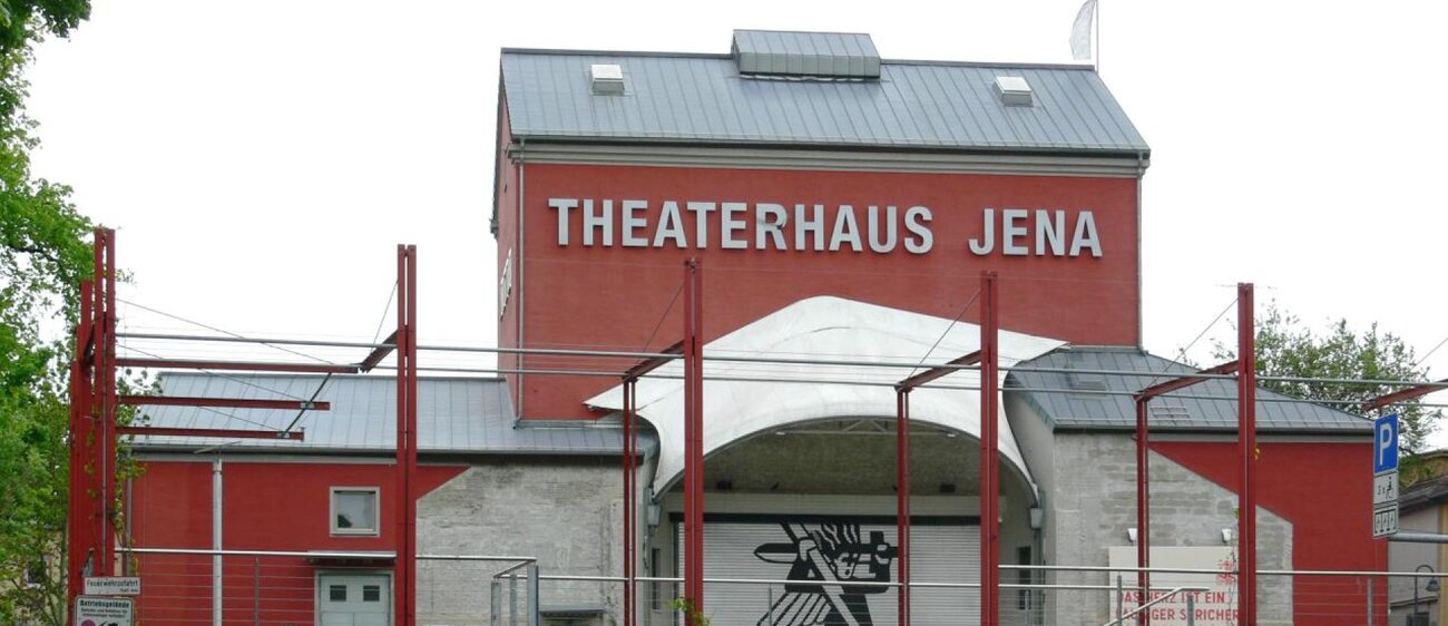 Das Theaterhaus in Jena von außen vom Engelsplatz aus betrachtet.