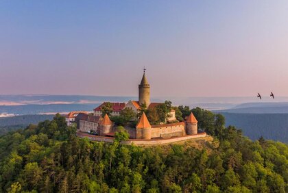 Leuchtenburg im Sommer mit Blick auf Jena