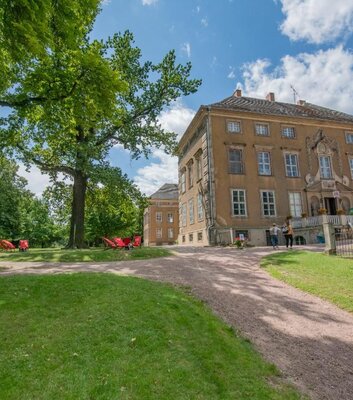 Schlosspark mit Schloss Ostrau.