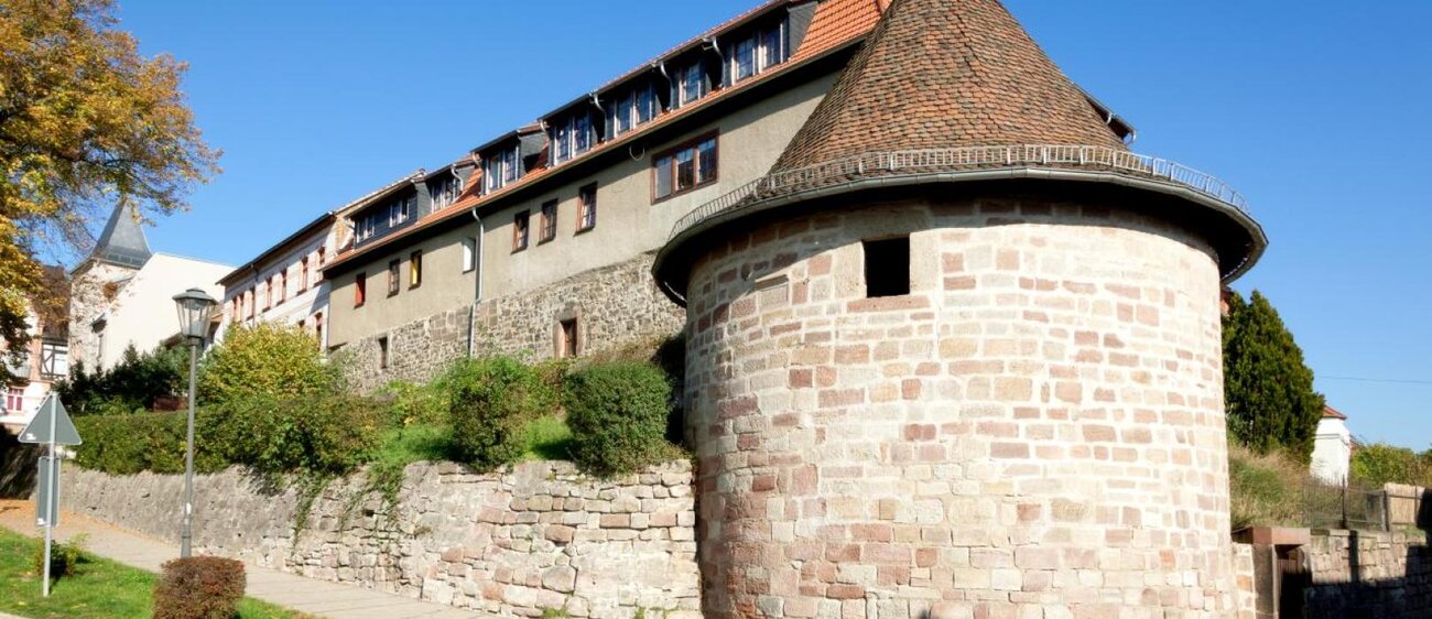 Der Malzturm ist Teil der Stadtmauer Kahlas und hat seinen Namen wegen seiner wichtigen Funktion als Malzdarre für die Bierherstellung erhalten.