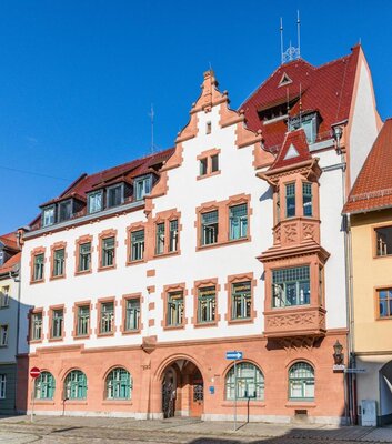 Das Alte Gericht in Kahla steht direkt am Marktplatz unweit des Rathauses.