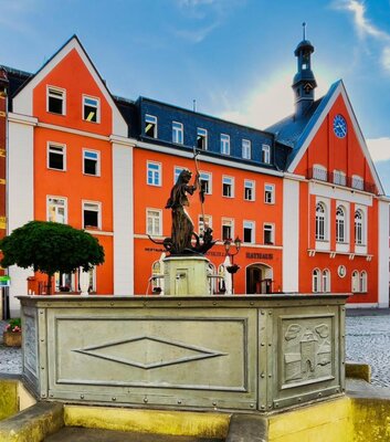 Marktbrunnen auf dem Kahlaer Marktplatz mit dem Rathaus im Hintergrund